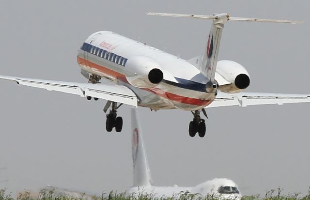 Embraer ERJ-145 —