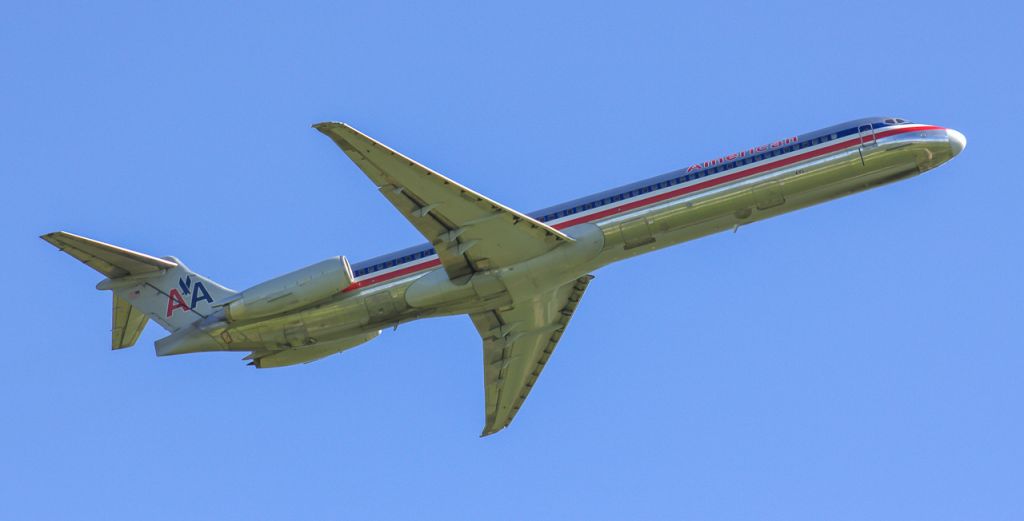 McDonnell Douglas MD-83 (N9677W) - Nice, late rotation off runway 27