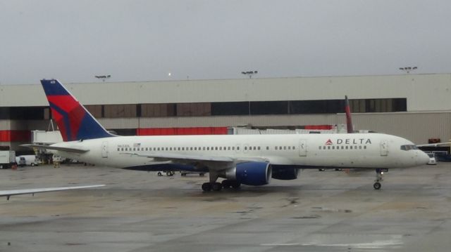 Boeing 757-200 (N633DL) - Delta flight 1790 about to depart to Jacksonville, Florida. Taken November 29, 2016 with Sony HDR-CX230.