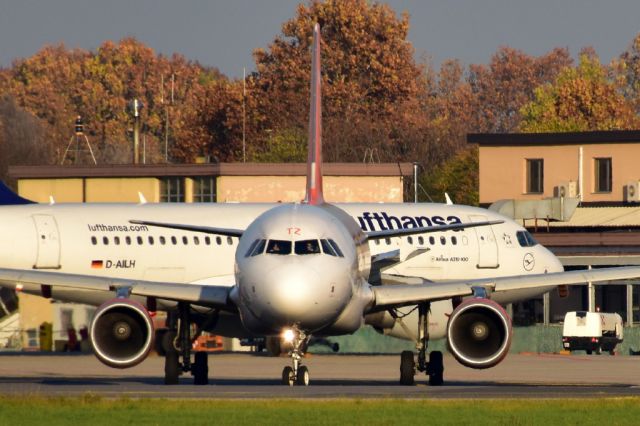 Airbus A320 (G-EZTZ)