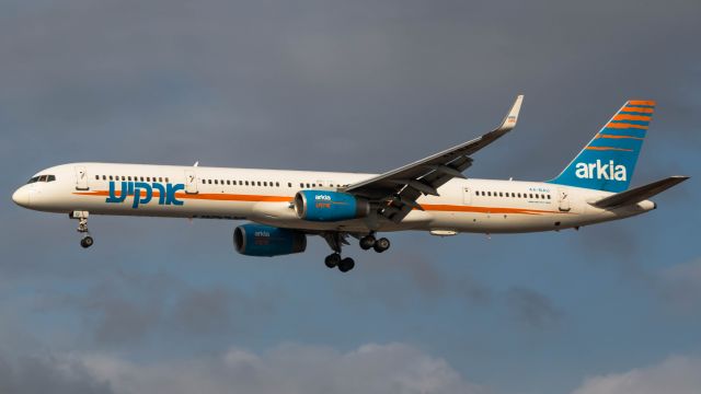 BOEING 757-300 (4X-BAU)