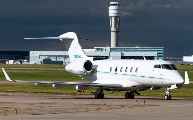 Bombardier Challenger 300 (N825DT)