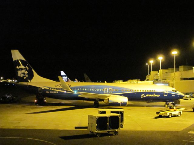 Boeing 737-800 (N512AS)