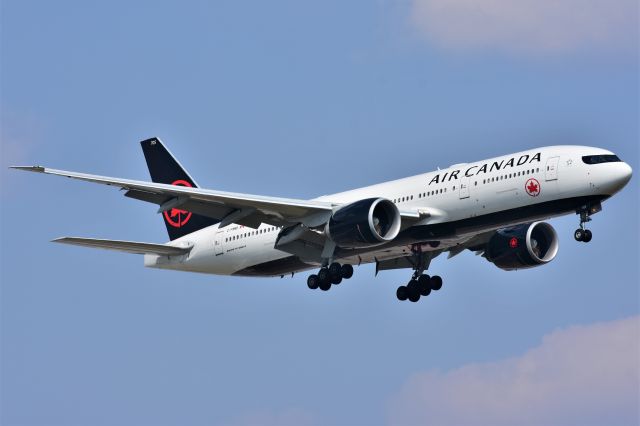 BOEING 777-200LR (C-FNND) - Air Canada Boeing 777-233(LR) arriving at YYC on May 26.