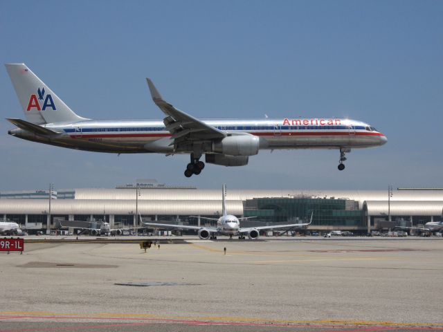 Boeing 757-200 (N685AA) - Landing on RWY 19R