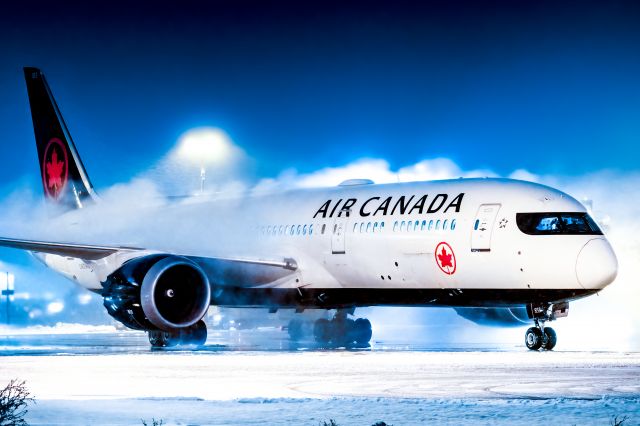 Boeing 787-9 Dreamliner (C-FVLQ) - De-icing in the snow