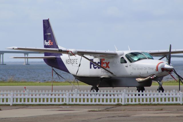 Cessna Caravan (N973FE) - On the ramp at Dare Regional