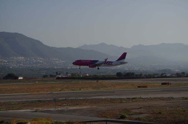 Airbus A320 (HA-LWS) - About to touchdown from Budapest.