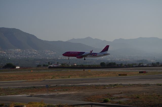 Airbus A320 (HA-LWS) - About to touchdown from Budapest.