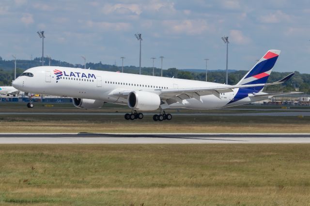 Airbus A350-900 (A7-AMA) - 16.07.2017