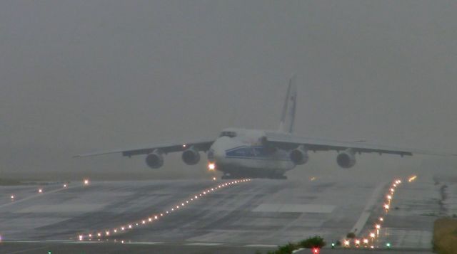 Antonov An-124 Ruslan (RA-82068) - LANDING SOUS LA PLUIE A NANTES LE 17-06-2016 (COPIE VIDEO)