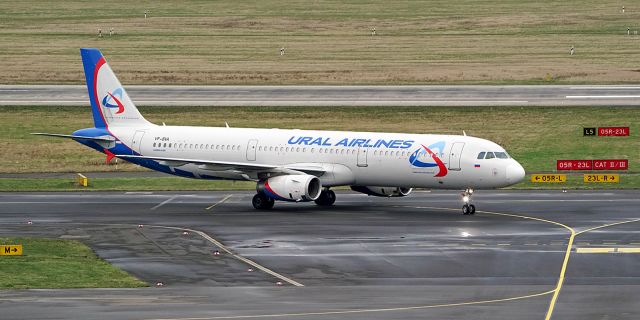 Airbus A321 (VP-BVA) - heading to park posititon, DUS/EDDL, 08.Jan 2022