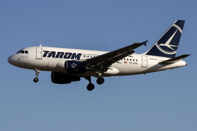 Airbus A318 (YR-ASB)