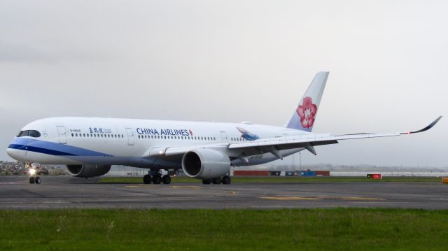 Airbus A350-900 (B-18908) - The Blue Magpie turning off 05R.