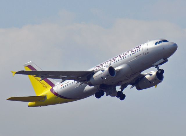 Airbus A319 (D-AGWB) - Climbing out of RW 60