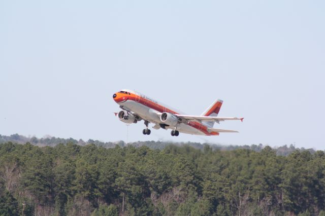 Airbus A319 (N742PS) - N742PS climbing out runway 23R