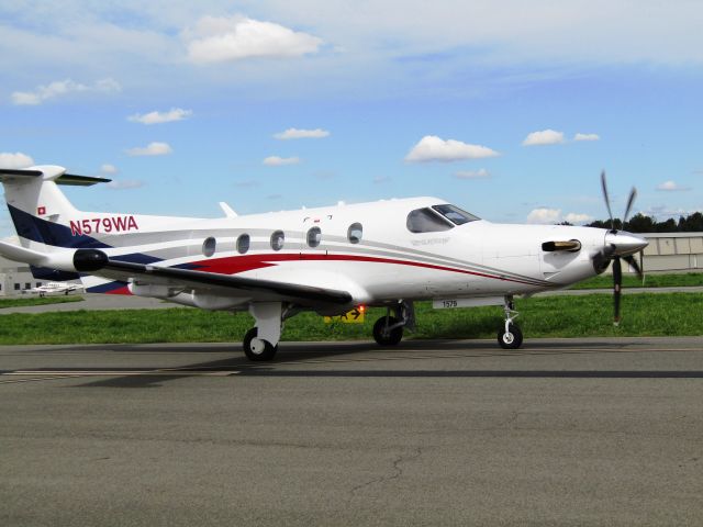 Pilatus PC-12 (N579WA) - Taxiing to ramp