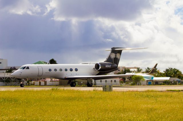 Gulfstream Aerospace Gulfstream V (N59JE) - G5, of The Setai Aviation, departing SXM.