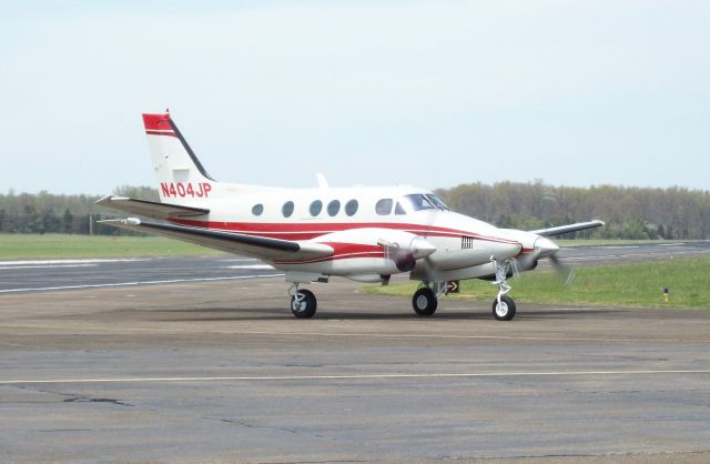 Beechcraft King Air 90 (N404JP)