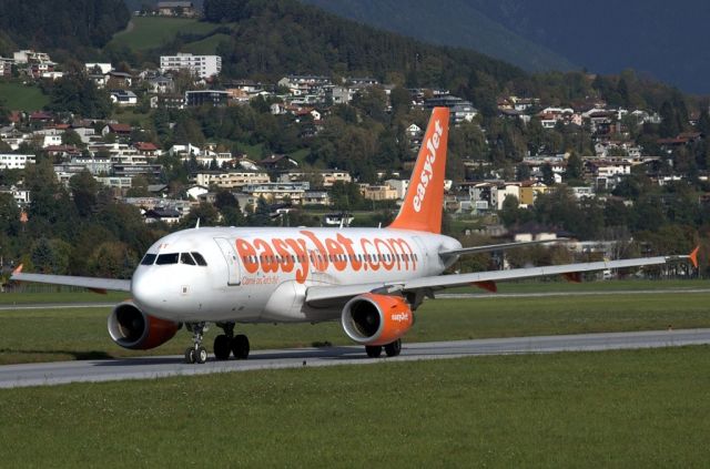 Airbus A319 (G-EZAT)