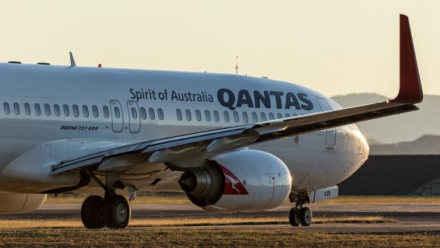 Boeing 737-800 (VH-VZB) - QFA, B738 taxies out to runway 19.