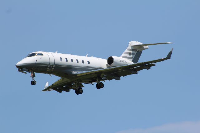 Bombardier Challenger 300 (N57HA) - Landing on runway 10L at KCMH