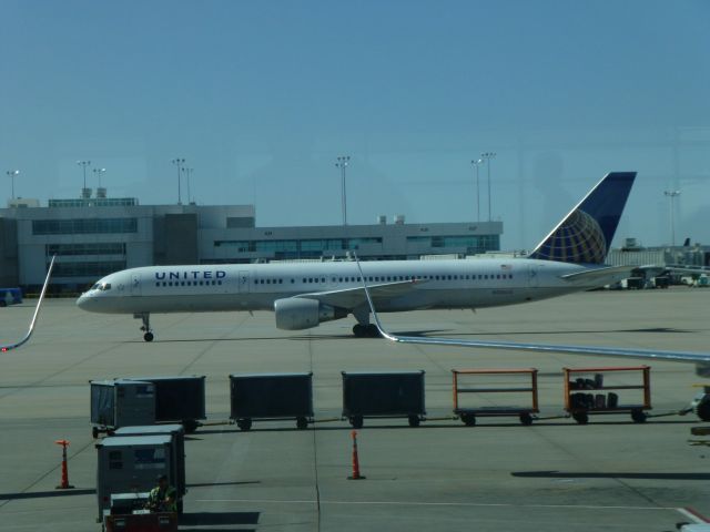 Boeing 757-200 (N524UA)