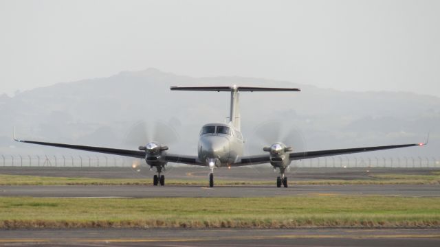 Beechcraft Super King Air 300 (ANZ2352) - NZ2352 making a VIP appearance at NZAA late one evening.