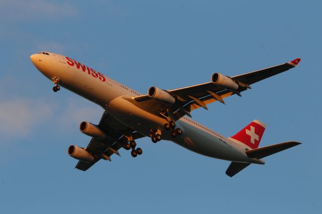 Airbus A340-300 (HB-JMJ)