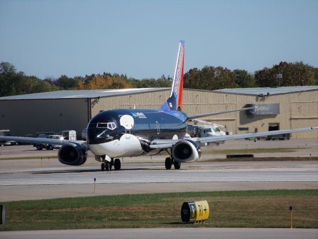 BOEING 737-300 (N334SW) - Taxiing to the runway, Glad you came back to Des Moines Shamu!