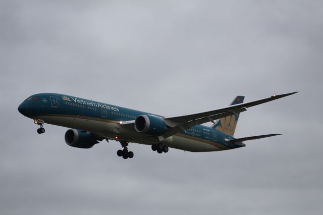 Boeing 787-9 Dreamliner (VN-A861) - A Vietnam Airlines B787-9 on final approach into LHR, landing on runway 27L. br /br /Location: Myrtle Ave.br /Date: 04.10.22 (dd/mm/yy).
