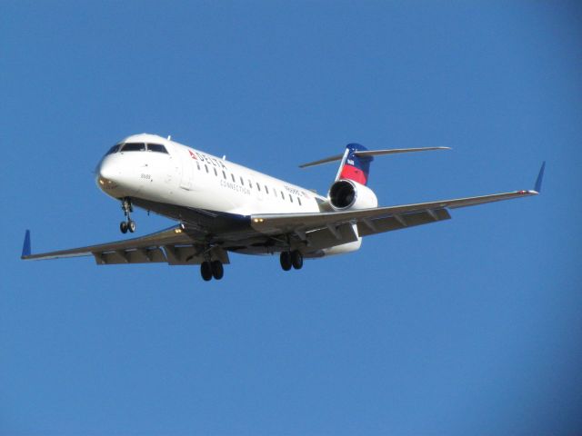 Canadair Regional Jet CRJ-700 (N8688C) - Landing runway 27