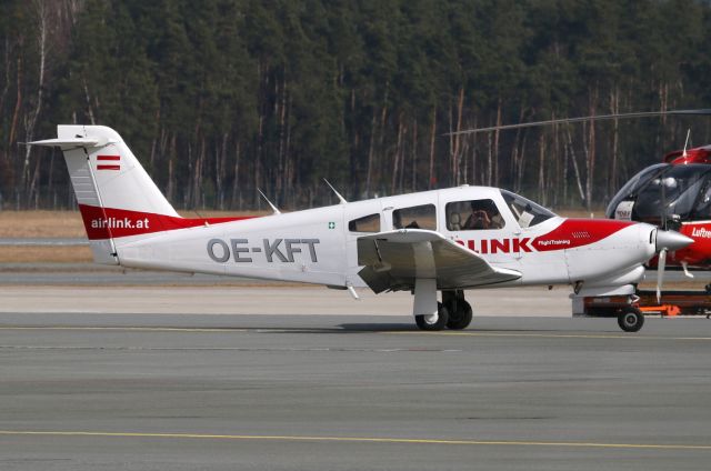 Piper Cherokee (OE-KFT)