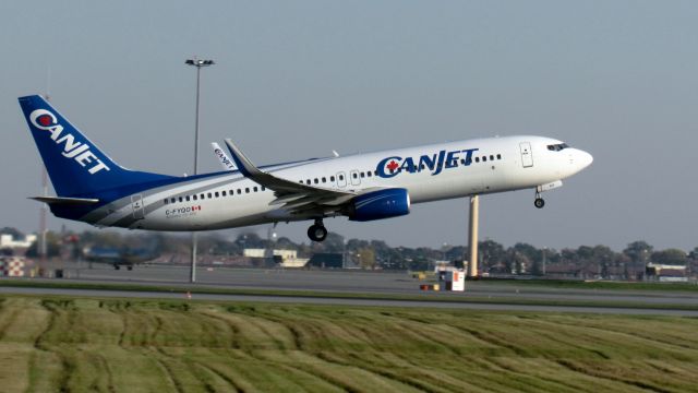 Boeing 737-700 (C-FYQO)