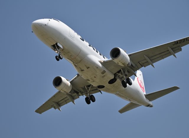 Embraer 170/175 (JA221J) - 01.Apr.2023br /Final landing approach to RWY34L !! Taken at the Senri River embankment !!