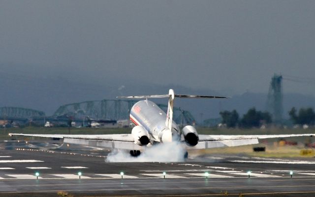 McDonnell Douglas MD-83 (AAL441)