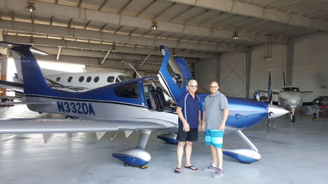 Cirrus SR-22 (N332DA)