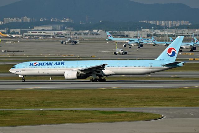 BOEING 777-300 (HL7573)