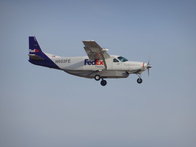 Cessna Caravan (N925FE) - Cessna 208 landing in Fargo. 