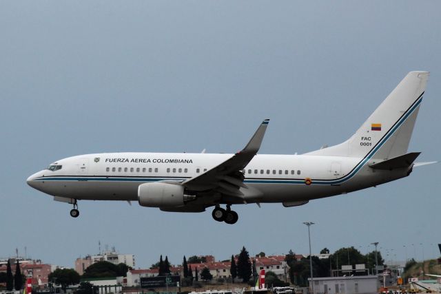 Boeing 737-700 (FAC1) - Aeroporto Gen. Humberto Delgado - Lisbon     24-06-2017