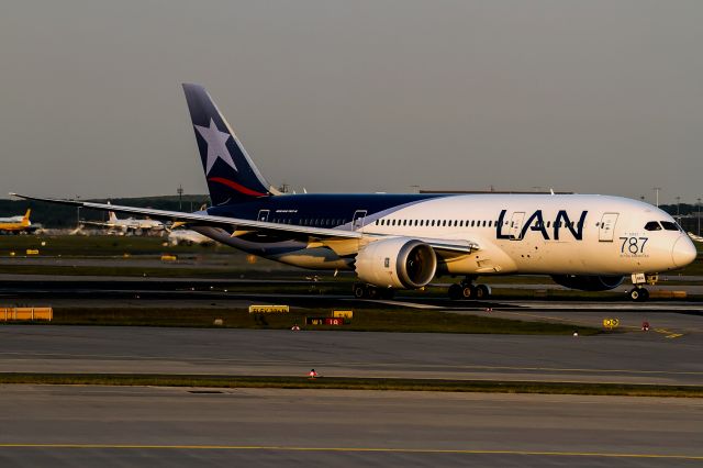 Boeing 787-8 (CC-BBA) - RWY 18, Frankfurt, evening