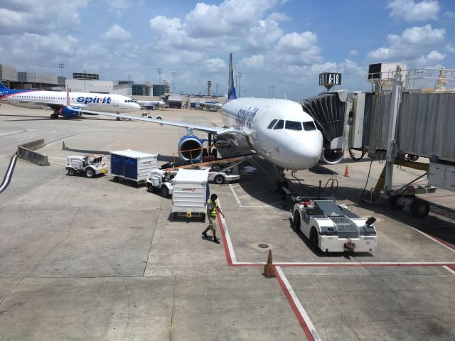 Airbus A320 (N629NK) - Boarding at IAH.