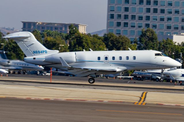 Bombardier Challenger 300 (N694PD)