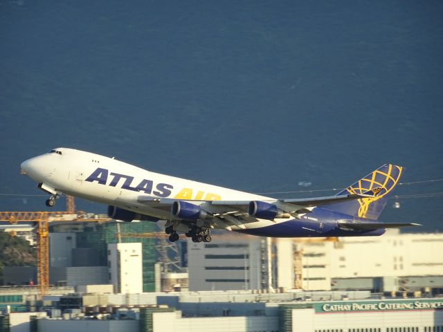 Boeing 747-400 (N496MC)