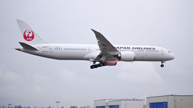 Boeing 787-9 Dreamliner (JA867J) - BOE422 on final to Rwy 16R to complete a C1 flight on 1.25.17. (ln 526 / cn 34843). Nothing like a white aircraft on a grey foggy day!