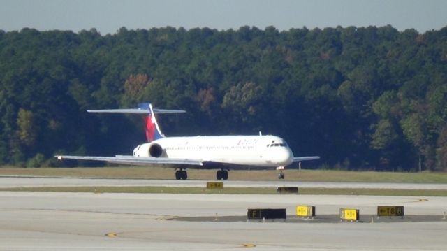 McDonnell Douglas MD-90 (N908DA) - Delta 1177 arriving from Atlanta.