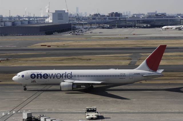 BOEING 767-300 (JA8980) - Taxing a Haneda Intl Airport on 2013/02/11