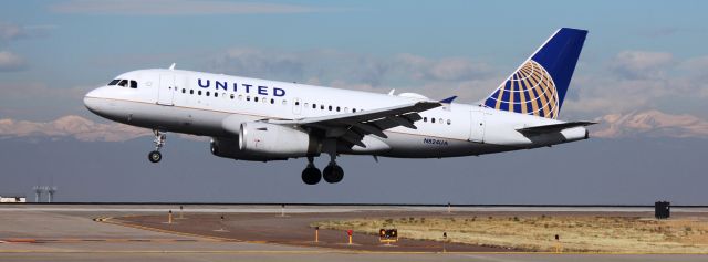 Airbus A319 (N824UA) - Landing on 16L.