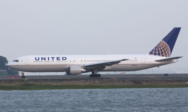 BOEING 767-300 (N647UA)