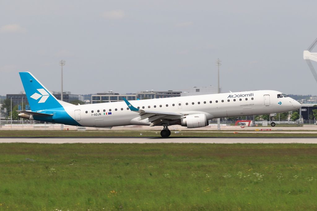 Embraer ERJ-190 (I-ADJN)